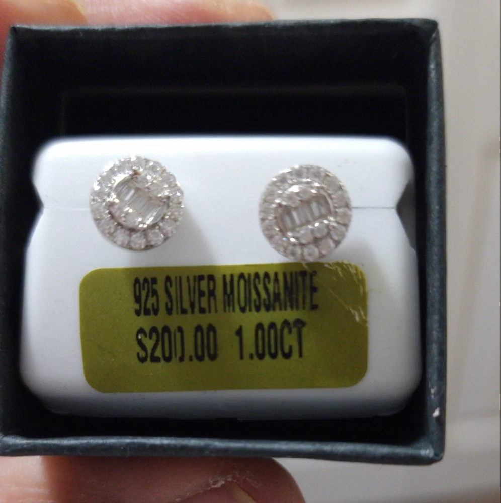 Earring - Picture 1 of 3